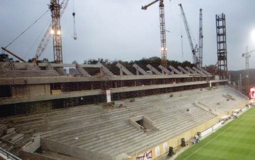 RheinEnergieStadion - Baustelle auf der Längsseite.