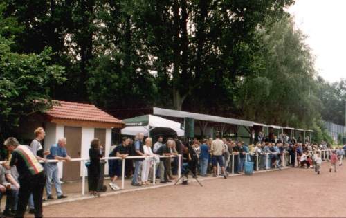 Bezirkssportanlage Zur Burkuhle - Waiting for the bus...