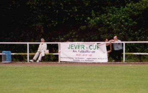 Bezirkssportanlage Zur Burkuhle - Das gibt's zu gewinnen... nicht den Mlleimer, sondern den Jever-Cup!