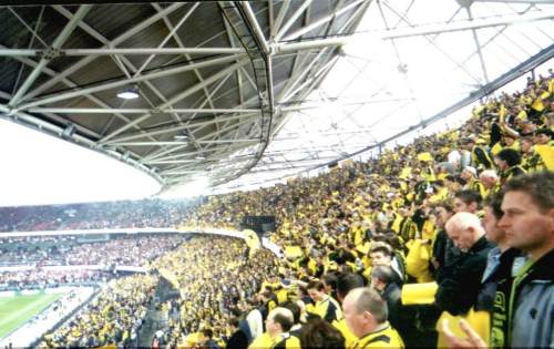 Stadion Feijenoord (“De Kuip”) BVB-Fans vorm Spiel (Marathontribüne)