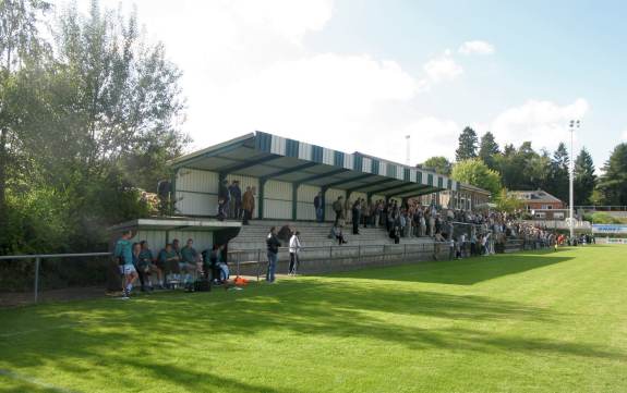 Stade Prince Philippe - Trainerbank und Unterstand