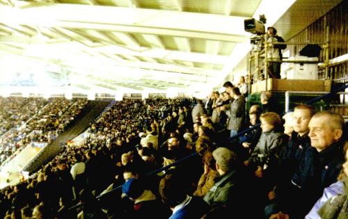 Walkers’ Stadium - Blick ber den East Stand, im linken Bereich sieht man die Absperrung zum Gstebereich mit einem schwarzen Stoffband.