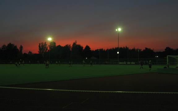 Stadion Walkenfeld - Stadionatmosphäre einmal anders: Gegenseite im Abendrot