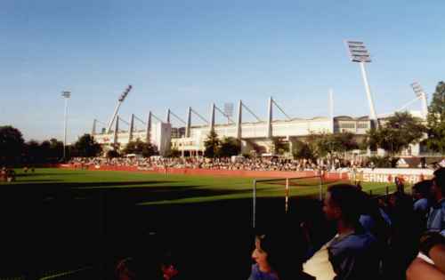 Kleines Ulrich-
Haberland-Stadion mit Bayarena im Hintergrund