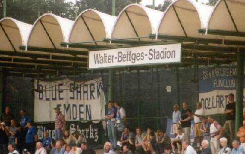 Walter-Bettges-Stadion - Tribne mit Emder Fans