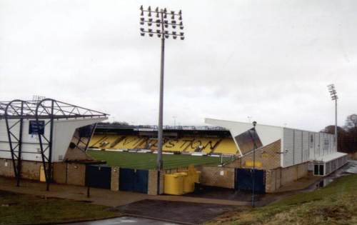 Almondvale Stadium - Blick von drauen ins Stadion