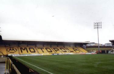 Almondvale Stadium - ... und jetzt kommt die Werbung