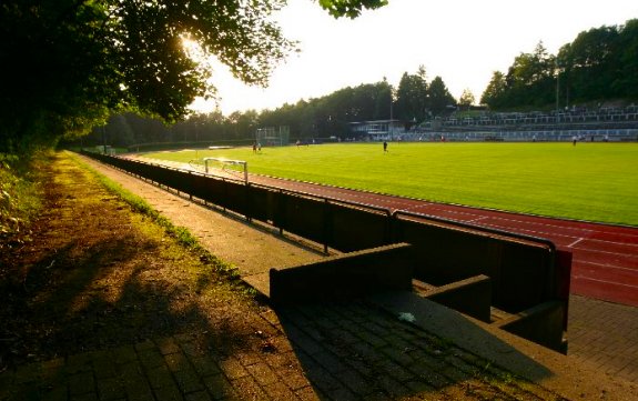 Huckenohl-Stadion - Gegenseite im Gegenlicht