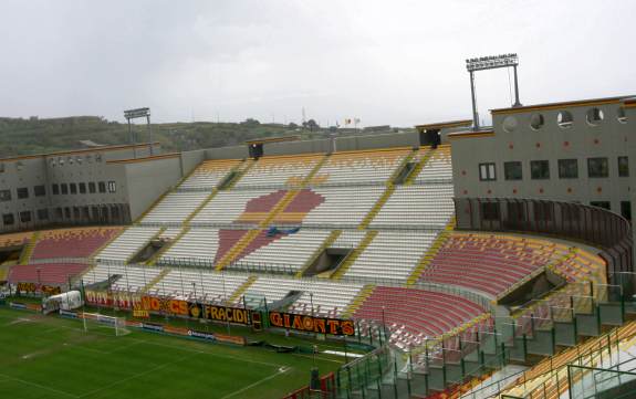 San Filippo - Hintertortribüne mit Vereinszeichen