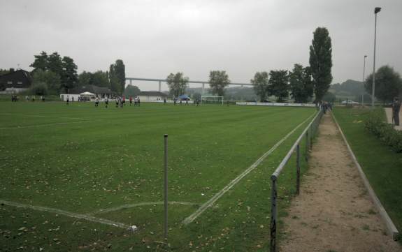 Sportplatz Durch die Aue