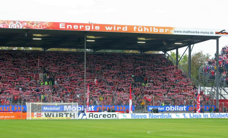 Stadion am Bruchweg - Schalparade in Rot-Weiß