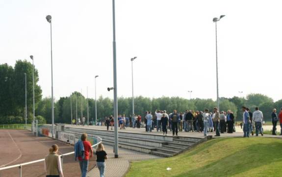 Grafschafter Kampfbahn - ... Rckseite der 'Tribne' = Stufen Ascheplatz