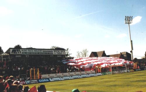 Stade Tondreau - Hintertorbereich mit Blockfahne