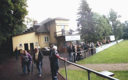 Knüll-Stadion - Vereinsheim hinter dem Tor