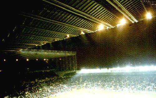 St. James' Park - Gallowgate End und Milburn Stand voll besetzt