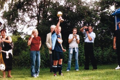 Sportplatz an der B3 - ... und wir haben den Pokal, Hallelujah!