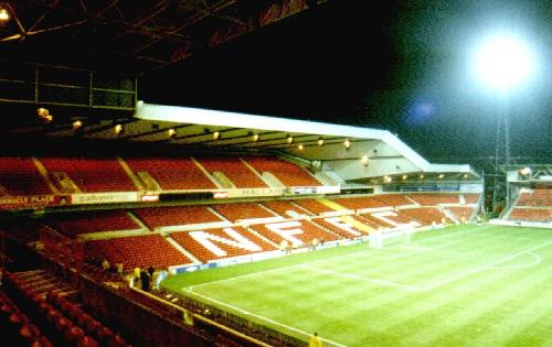 Nottingham City Ground - Bridgford Stand mit der typischen Stufe