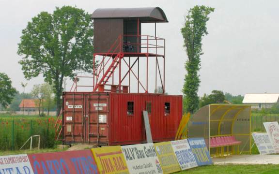 Novi Stadion Orašje - Gegenseite mit Trainerbank und Kameraloge