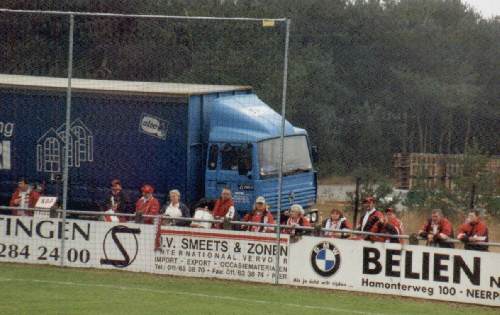 Indusstadion - Excelsior-Fans als Trommelgeschwader im unausgebauten Hintertorbereich