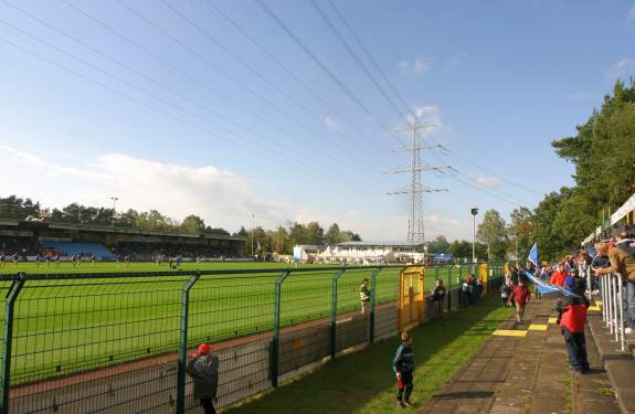 Herman-Löns-Stadion - Gegenseite mit Blick auf die charakteristische Hochspannungsleitung