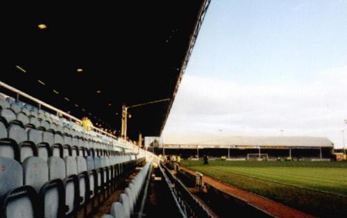 London Road - Blick ber den Main Stand auf den Gstebereich (Moys Terrace)