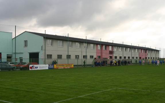 Stadion SC Xaverov Horní Pocernice - Gegenseite u.a. mit Gebäude mit Anzeige