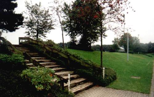 Sportzentrum Rhede - Grashang mit Holztreppe