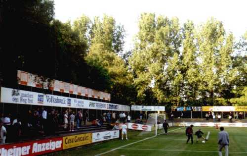 Stadion Delsen - Hintertorbereich (man beachte die trapezförmige Einbuchtung)