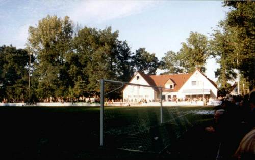 Stadion am Papenloh - Gegenseite mit Mehrzweckgebäude (s.u.)