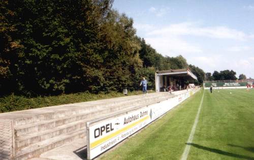 Sportzentrum Ahe - Tribne noch ziemlich leer