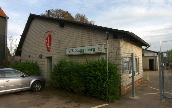 VfL-Sportplatz - Vereinsheim von außerhalb der Anlage gesehen