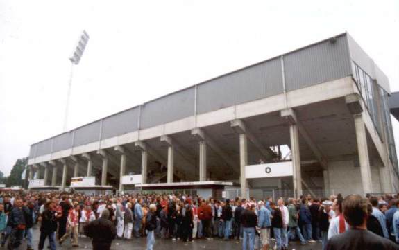 Georg-Melches-Stadion - Außenansicht Hintertortribüne (Archivbild)