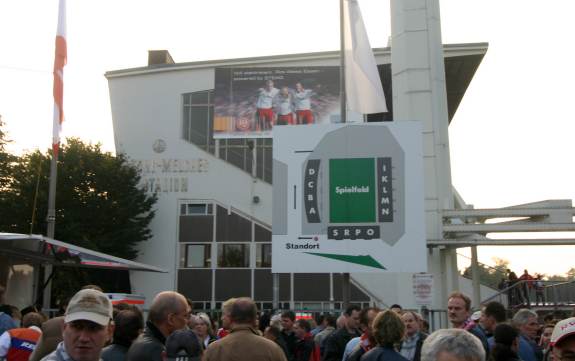 Georg-Melches-Stadion - Südtribüne im Profil