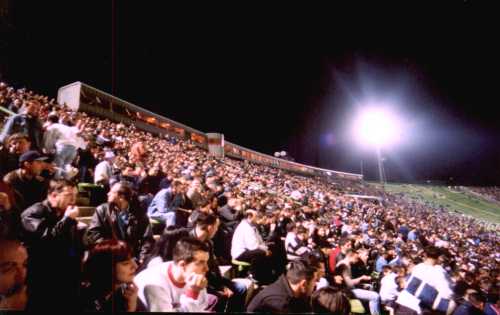 Olimpijski Stadion Kosevo - Gegentribüne besetzt