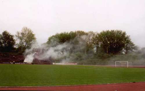 Sportplatz am Riederwald - Gegenseite, verqualmt und Kurve, bewachsen