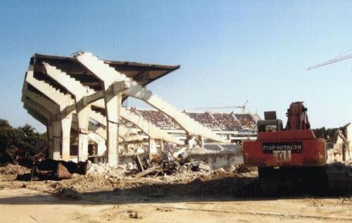 Waldstadion - Hintertortribne durch das Skelett der alten Hauptribne gesehen