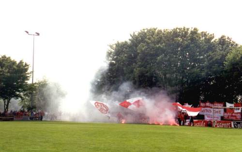 Stadion an der Römerstraße - Gästefans hinterm Tor