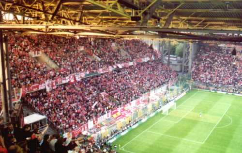 Westfalenstadion Dortmund - Südtribüne mit Alavez-Fans