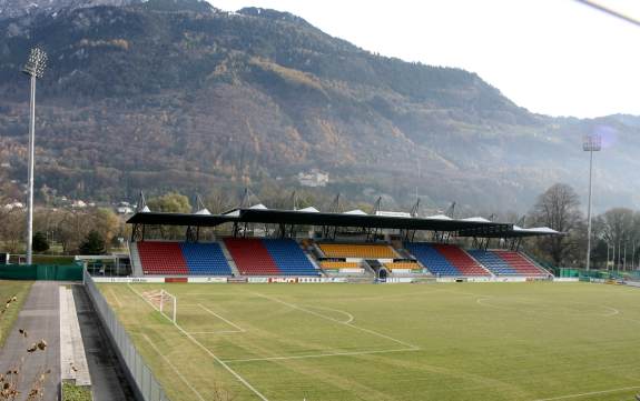 Rheinpark Stadion - Haupttribüne und Hintertorbereich