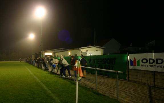 Sportplatz an der Waldstraße (an der Siedlung) - Lngsseite