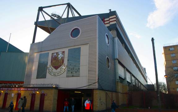 Upton Park (Boleyn Ground) - Centenary Stand Außenansicht