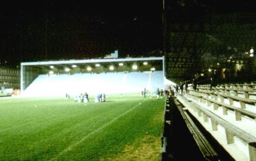 Sportclub-Platz - Blick über die Seitentribüne über die Hintertortribüne