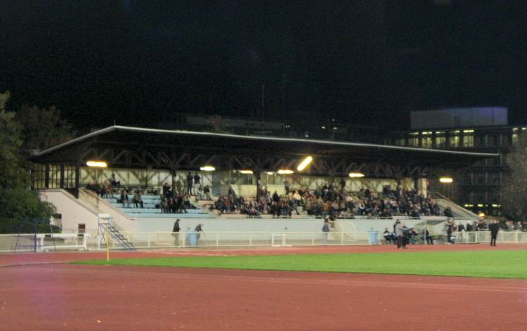 Stadion an der Berliner Straße - Tribüne während des Spiels