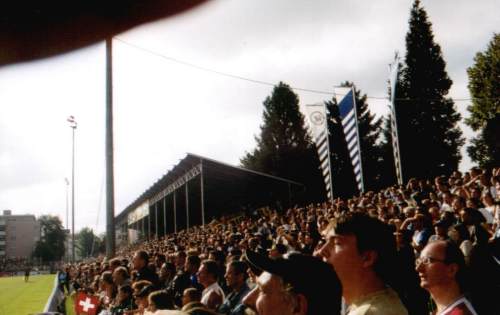 Stadion Bergholz - provisorische Tribüne während des Spiels