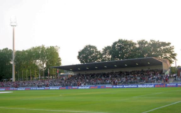 Lohrheidestadion - Westtribüne besetzt