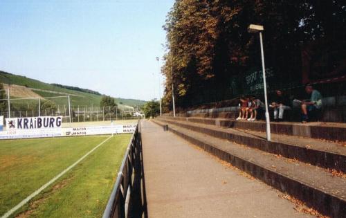 Sepp-Endres-Sportanlage - Mit Nebenplatz geteilte Stufen